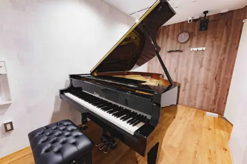 STUDIO BAYD 新百合ヶ丘ピアノハウス：グランドピアノのある練習室