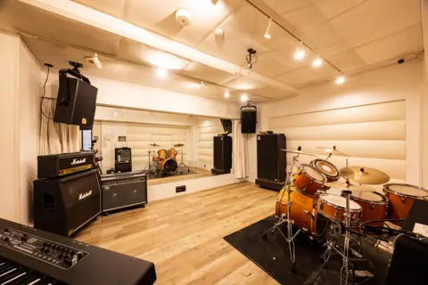 STUDIO BAYD 高輪店（ドラムとアンプのある練習室）