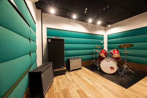 STUDIO BAYD 高輪店：ドラムとアンプのある練習室