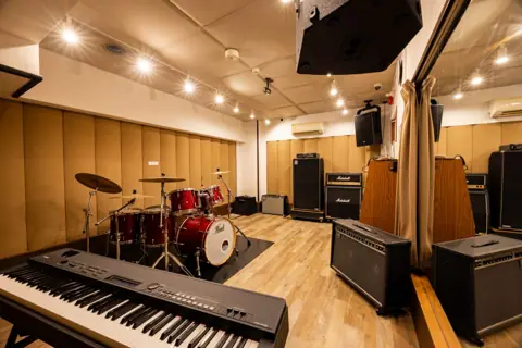 STUDIO BAYD 高輪店：キーボードとドラムのある練習室