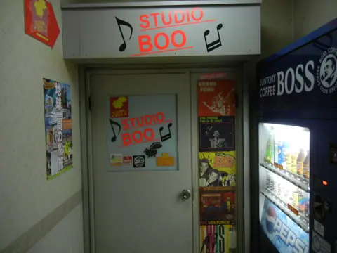 スタジオ ブー (STUDIO BOO)（スタジオ入口のドアと看板）