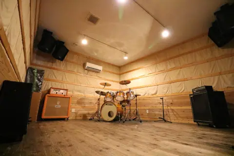 Studio Calling:Aスタジオ(ドラムとアンプ)