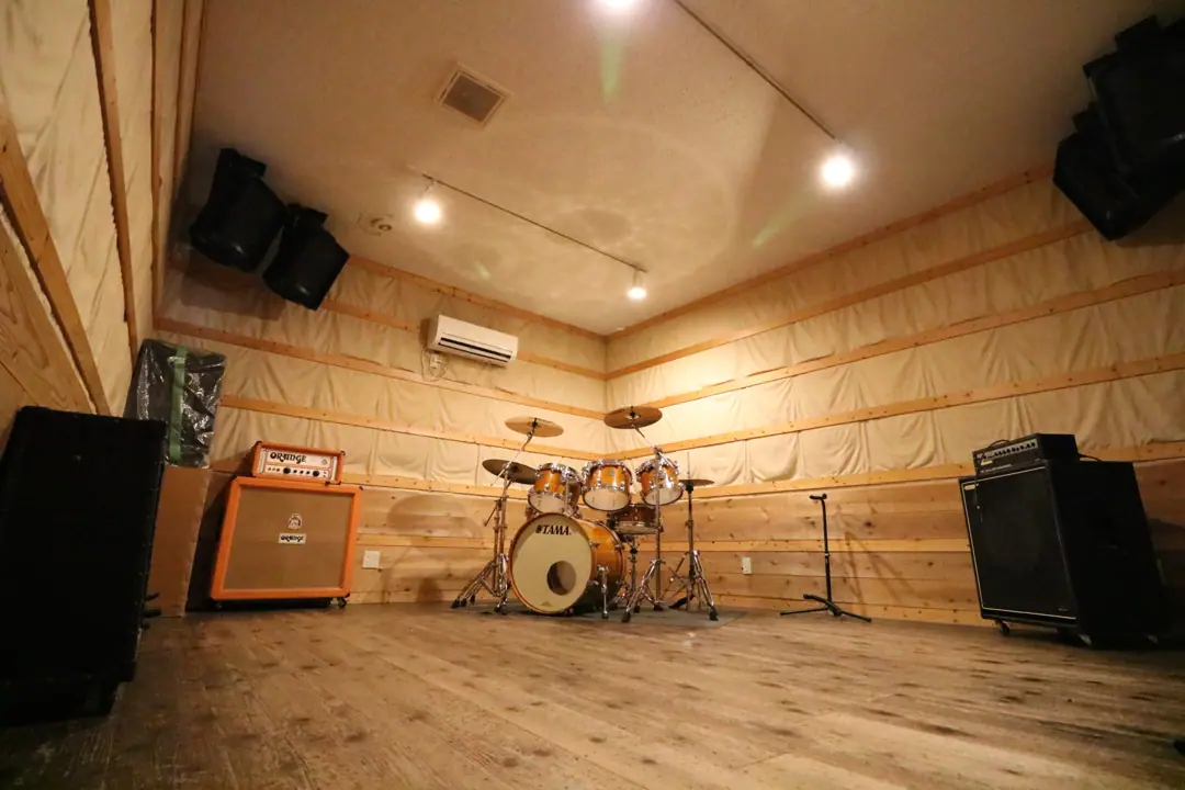 Studio Calling(Aスタジオ(ドラムとアンプ))