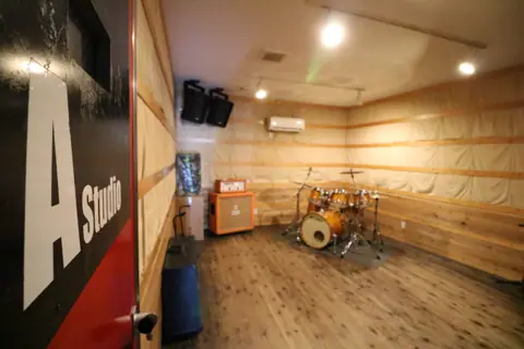 Studio Calling:Aスタジオの入口と室内