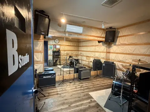 Studio Calling:Bスタジオの入口と室内