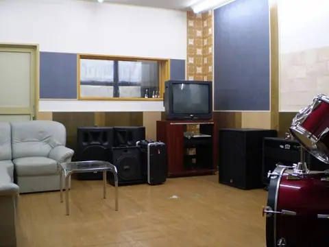 スタジオ・チャオ（studio ciao）：ドラムとソファのある部屋