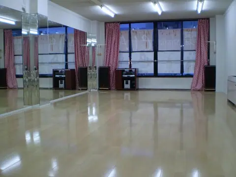 スタジオ・チャオ（studio ciao）：鏡張りの広い部屋
