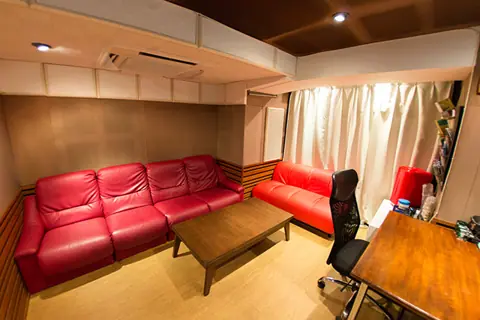 Studio Cooper スタジオクーパー：赤いソファのあるラウンジ
