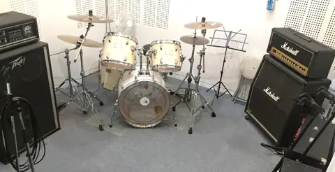 スタジオキューブ（ドラムとアンプのある練習室）