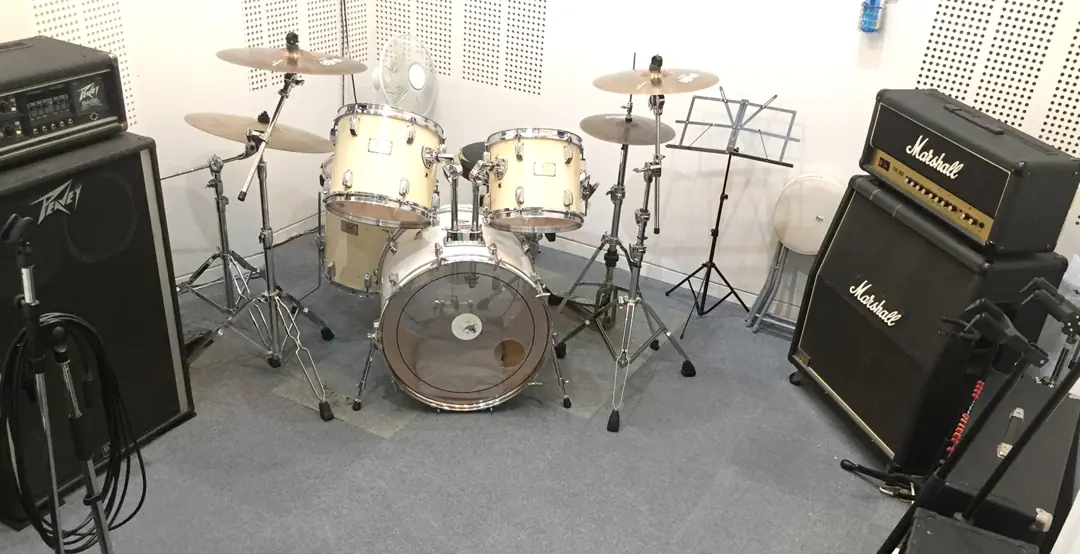 スタジオキューブ(ドラムとアンプのある練習室)
