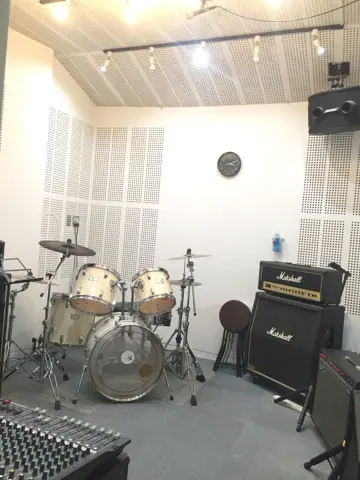 スタジオキューブ：ドラムとアンプのある練習室