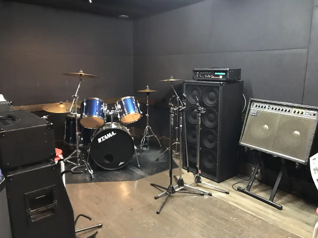 Studio DIVO（ドラムとアンプのある練習室）