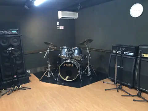 Studio DIVO：ドラムとアンプのある練習室