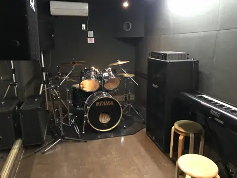 Studio DIVO：ドラムとキーボードのある練習室