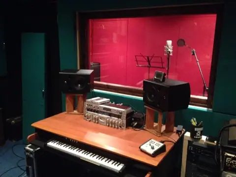 Studio DIVO：モニタースピーカーとキーボードのあるコントロールルーム