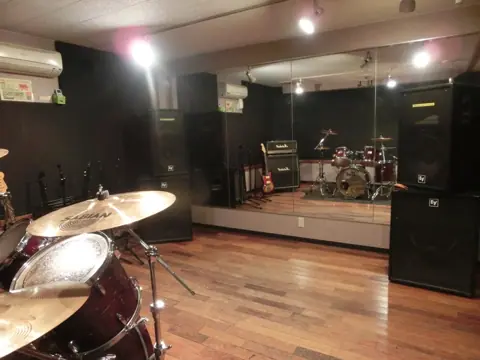 赤羽サウンドスタジオフェイス：ドラムとアンプのある練習室