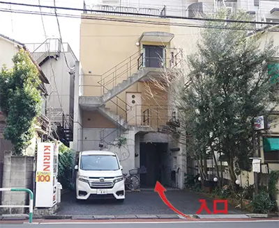 スタジオフォー：建物の入口