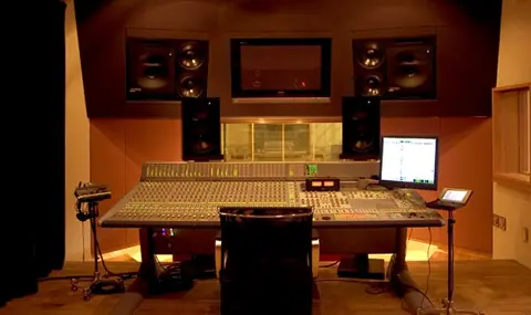 STUDIO G：コントロールルームのコンソール
