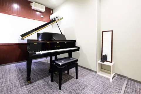 STUDIO楽 白楽店(グランドピアノのある練習室)