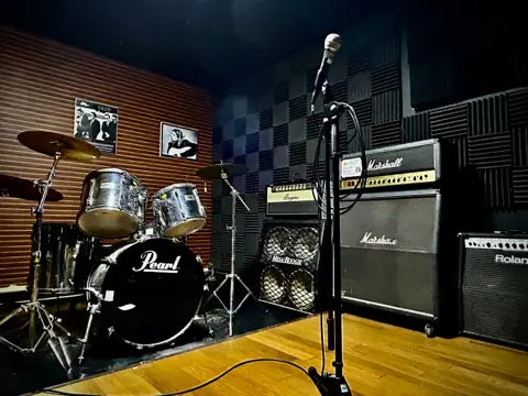 音楽スタジオヒル（STUDIO HILL）（ドラムとアンプのある練習室）