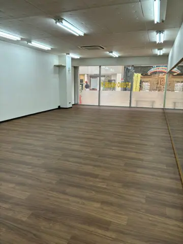 STUDIO HOUSE Y：鏡のある広い部屋