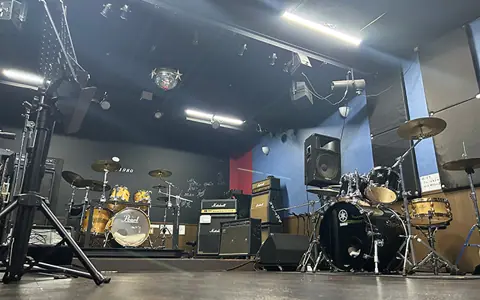 スタジオ アイ:Cスタジオ、ドラムとアンプ