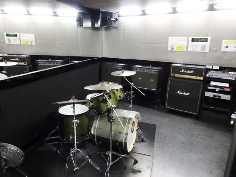 STUDIO ICC(スタジオアイシーシー)(ドラムとアンプのある練習室)