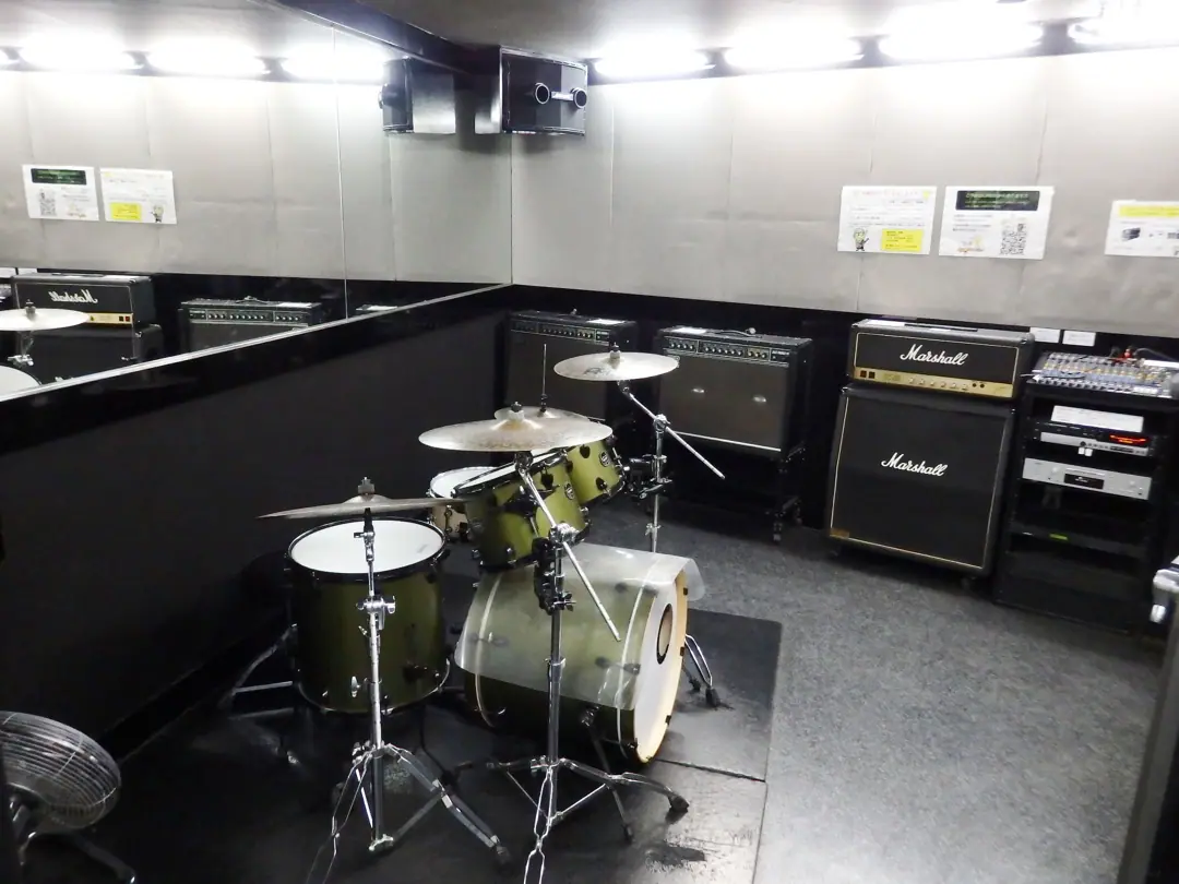STUDIO ICC（スタジオアイシーシー）（ドラムとアンプのある練習室）