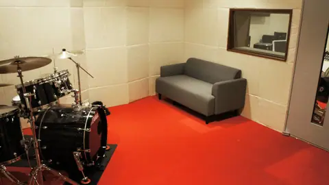 studio INO（ドラムとソファのある録音スタジオ）