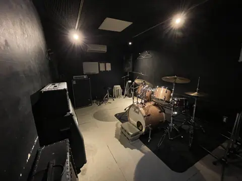 STUDIO IZ:ドラムのある黒い壁の練習室