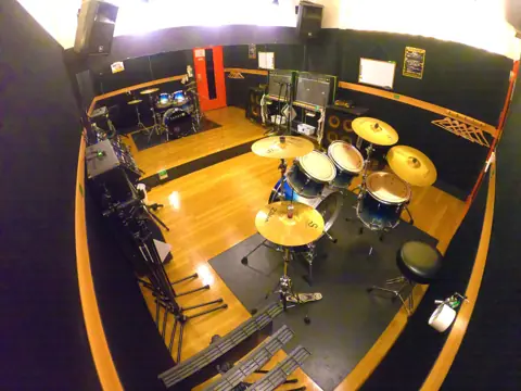 studio KANADiA（ドラムとアンプのある練習室）