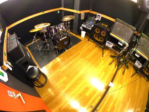 studio KANADiA：ドラムとアンプのある練習室