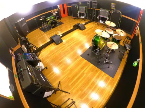studio KANADiA：ドラムとアンプのある練習室