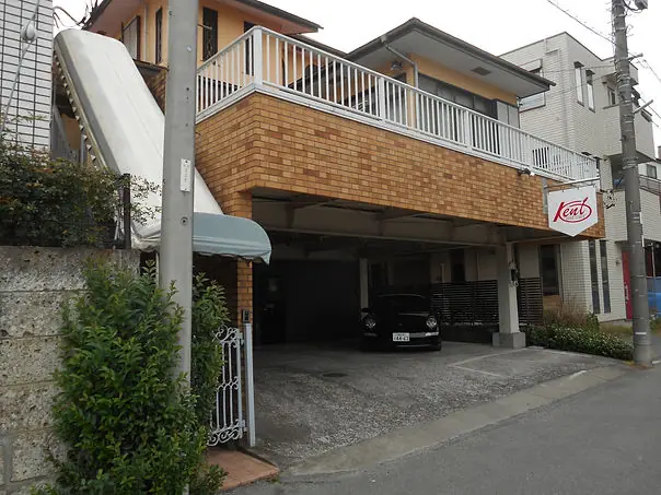 STUDIO KENT ファミマ裏スタジオ（建物の外観と看板）