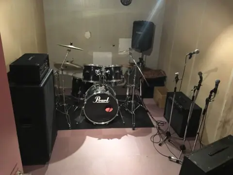 ミュージックスタジオ・レイジー（陣原LAZY）（ドラムとアンプのある練習室）