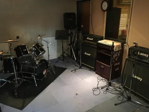 ミュージックスタジオ・レイジー（陣原LAZY）：ドラムとアンプのある練習室
