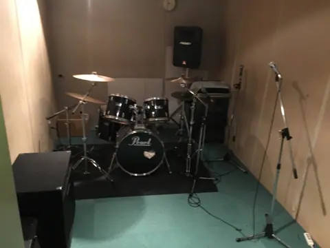 ミュージックスタジオ・レイジー（陣原LAZY）：ドラムのある練習室