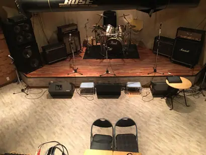 ミュージックスタジオ・レイジー（陣原LAZY）：ステージのある部屋