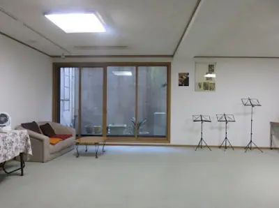 Studio Lenny(スタジオ・レニー)(譜面台のある広い室内)