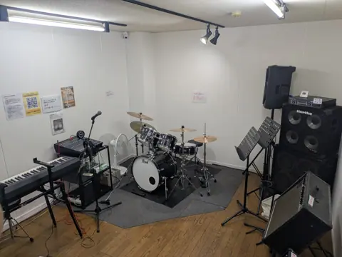 LOOP STUDIO(ループスタジオ):ドラム・キーボード・アンプのある練習室