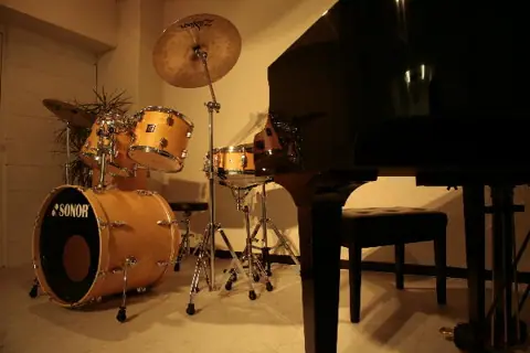 STUDIO LUNA：ドラムセットとグランドピアノ