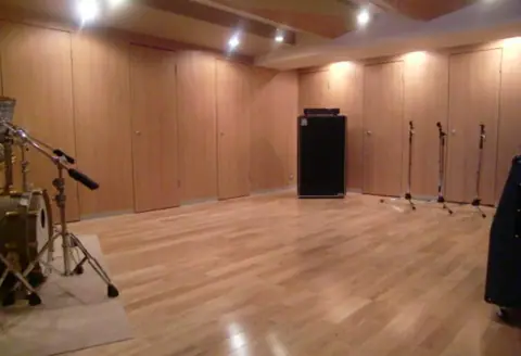 Studio M（木張りの広い室内とアンプ）