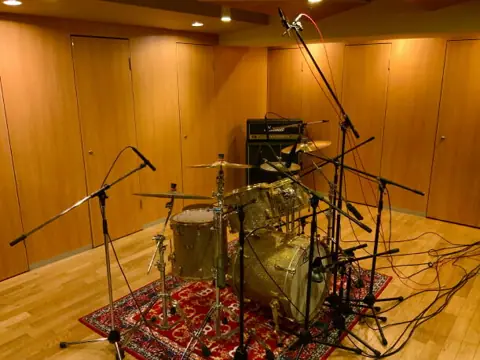 Studio M：ドラムセットのある録音室