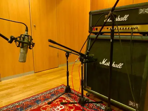 Studio M：マーシャルのアンプとマイク