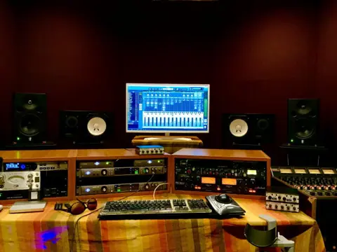 Studio M：ミキシング機材とモニター