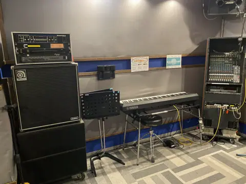 スタジオマックス アメ村店：ベースアンプとキーボード
