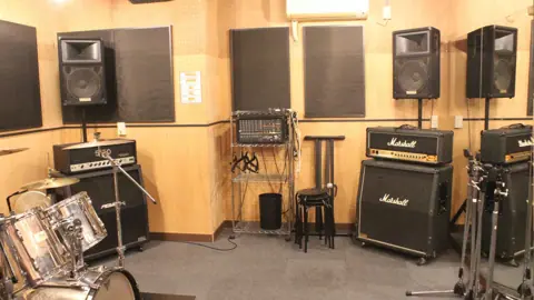 スタジオミックス：アンプとドラムのある室内