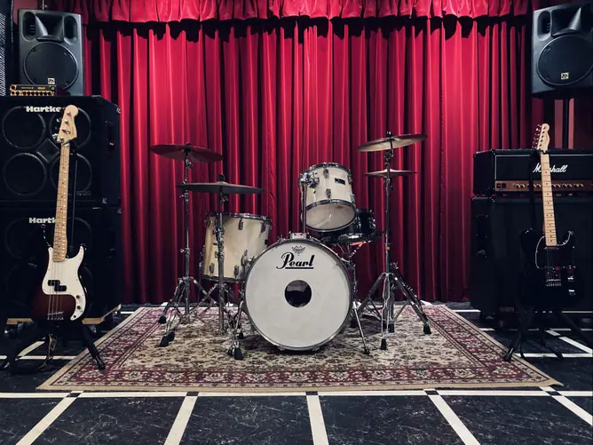 studio moduul(モジュール)(Pearlのドラムとアンプのある部屋)