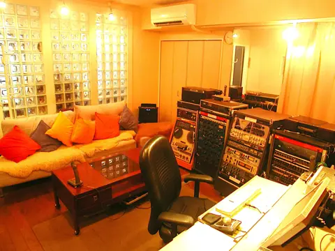 STUDIO MOVE 705：ソファのあるコントロールルーム