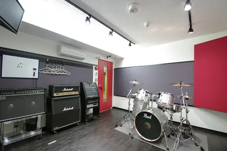 STUDIO MUSIC CITY（ドラムとアンプのある練習室）